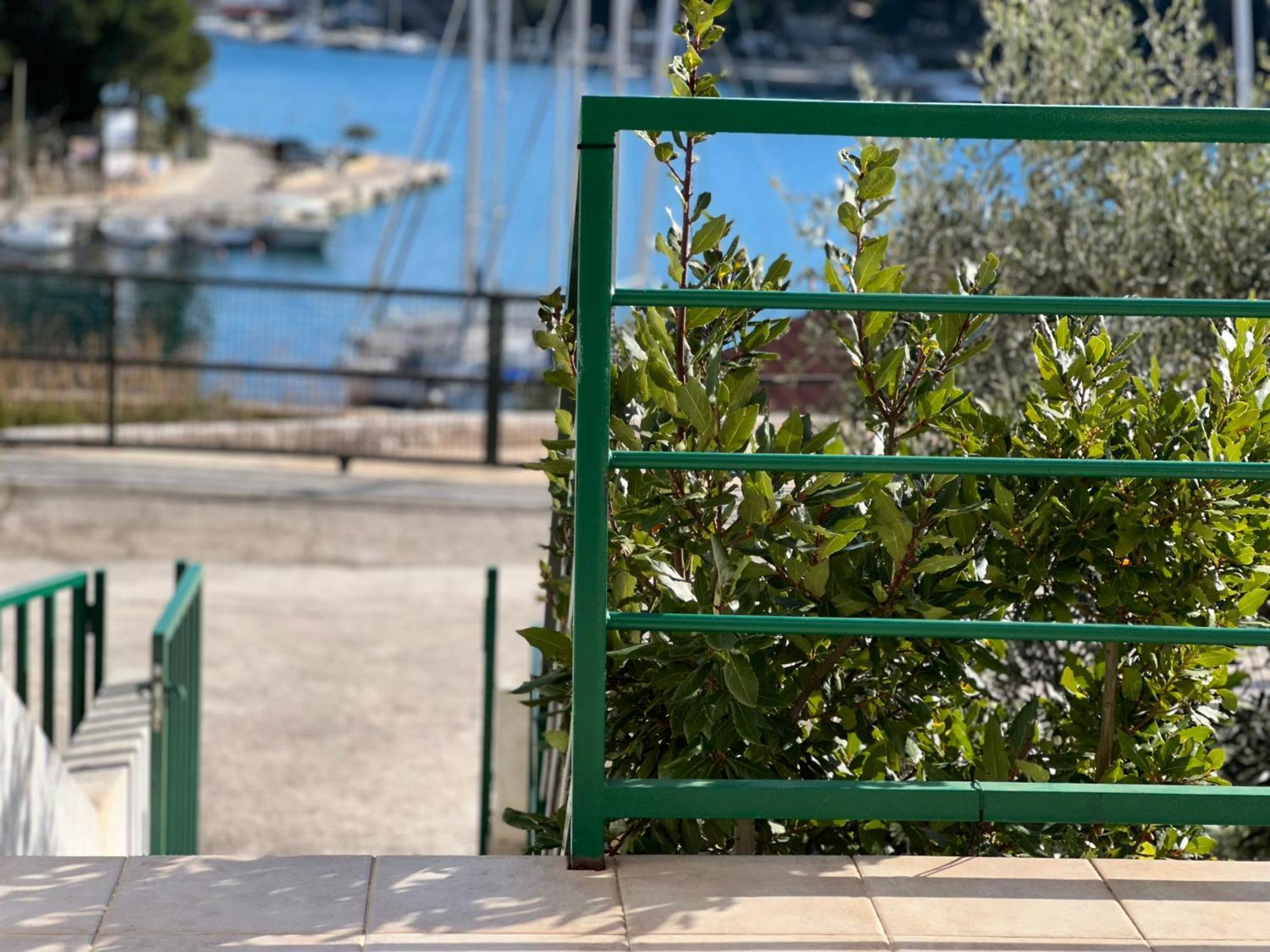 Apartment Milna - With Swimming Pool & Amazing Seaviews, Above Bijaka Beach Eksteriør billede