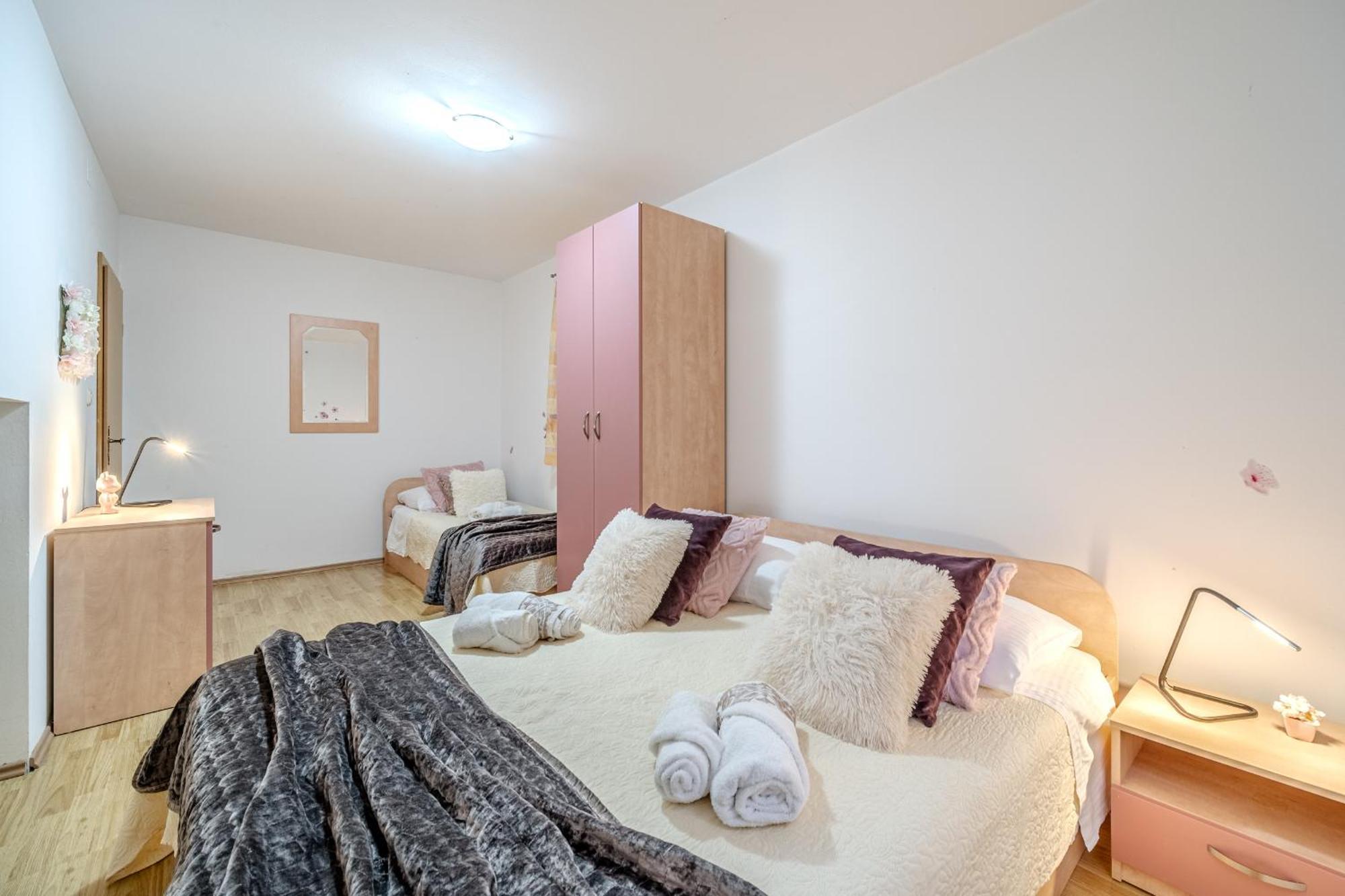 Apartment Milna - With Swimming Pool & Amazing Seaviews, Above Bijaka Beach Eksteriør billede