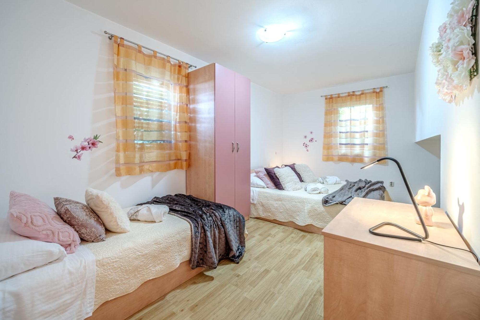 Apartment Milna - With Swimming Pool & Amazing Seaviews, Above Bijaka Beach Eksteriør billede