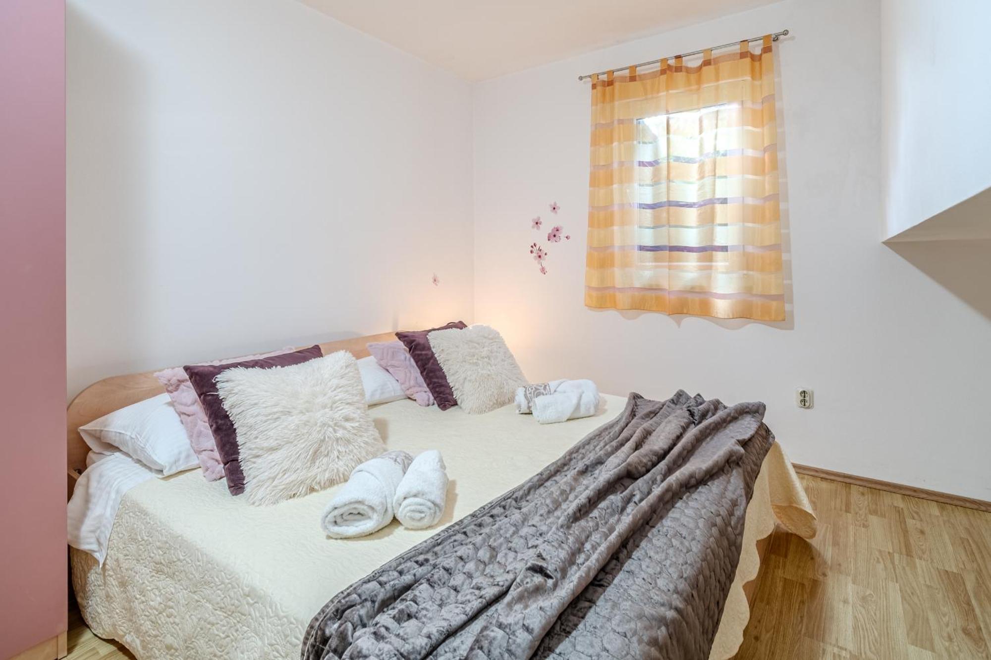 Apartment Milna - With Swimming Pool & Amazing Seaviews, Above Bijaka Beach Eksteriør billede
