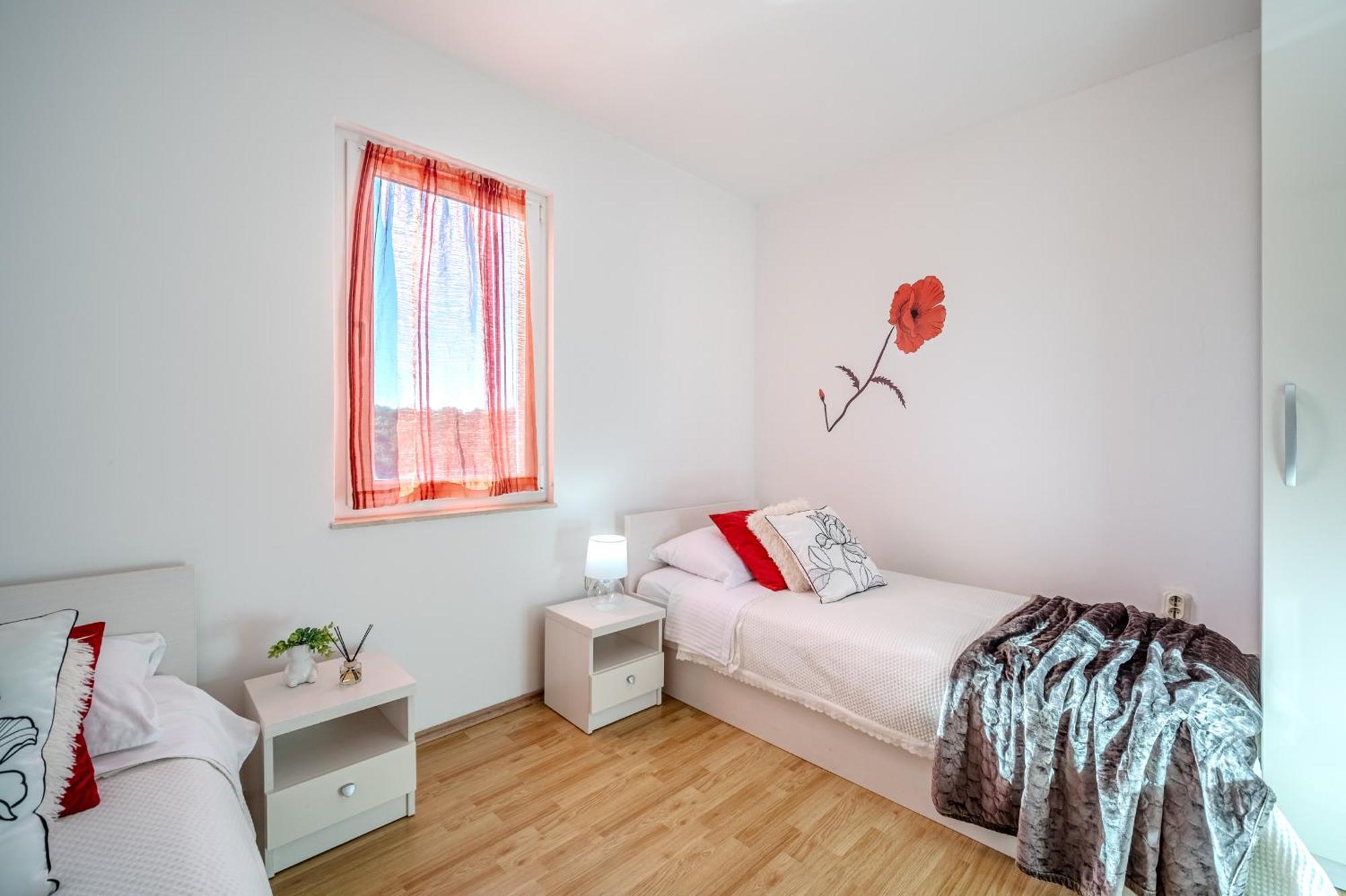 Apartment Milna - With Swimming Pool & Amazing Seaviews, Above Bijaka Beach Eksteriør billede