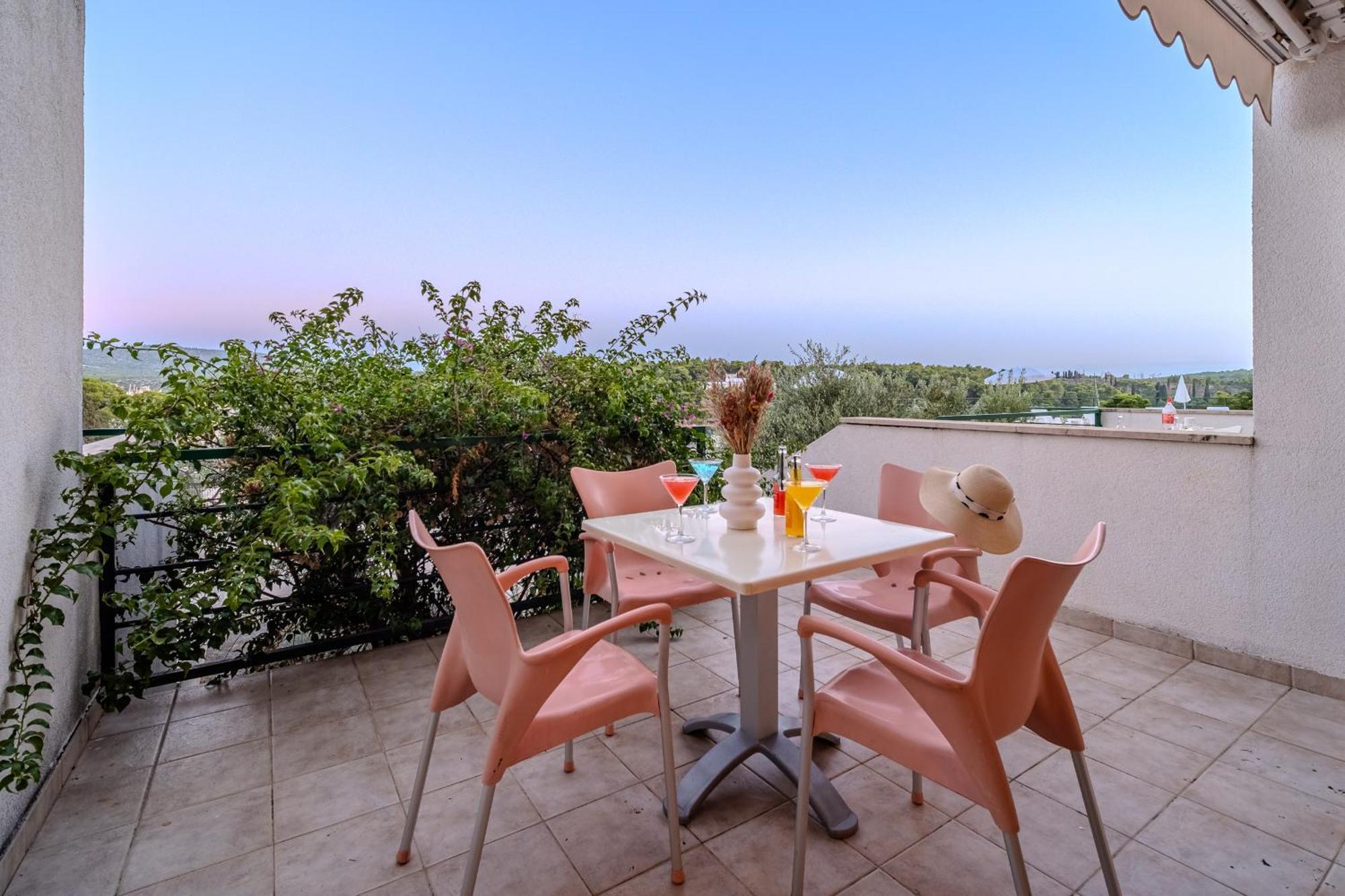 Apartment Milna - With Swimming Pool & Amazing Seaviews, Above Bijaka Beach Eksteriør billede