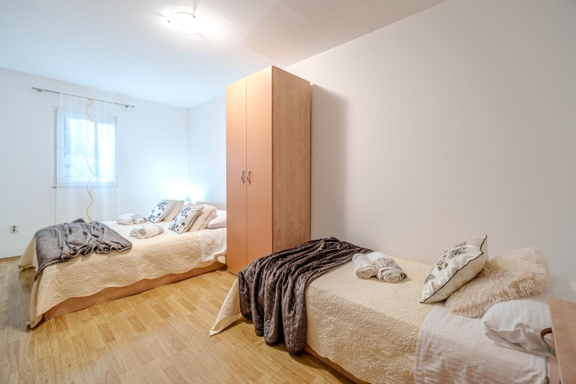 Apartment Milna - With Swimming Pool & Amazing Seaviews, Above Bijaka Beach Eksteriør billede
