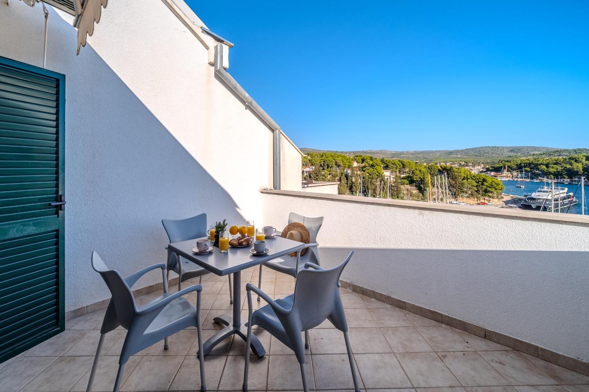 Apartment Milna - With Swimming Pool & Amazing Seaviews, Above Bijaka Beach Eksteriør billede