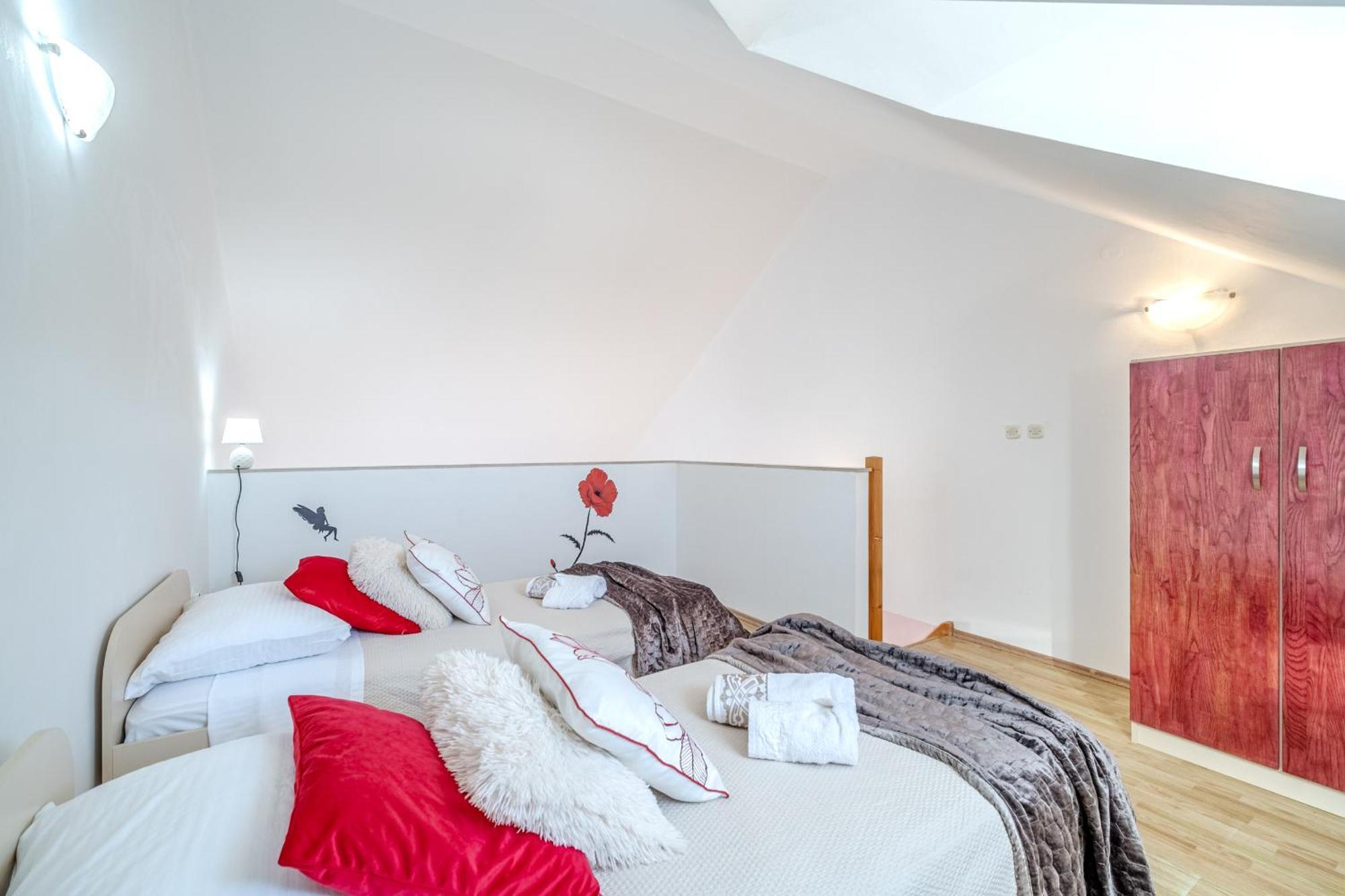 Apartment Milna - With Swimming Pool & Amazing Seaviews, Above Bijaka Beach Eksteriør billede