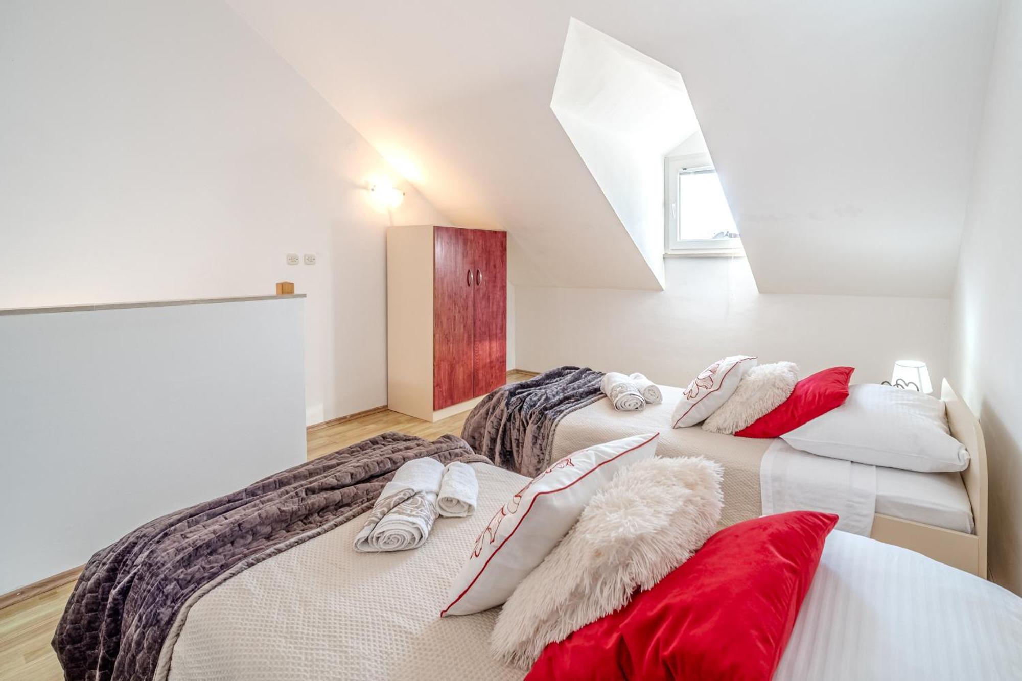 Apartment Milna - With Swimming Pool & Amazing Seaviews, Above Bijaka Beach Eksteriør billede