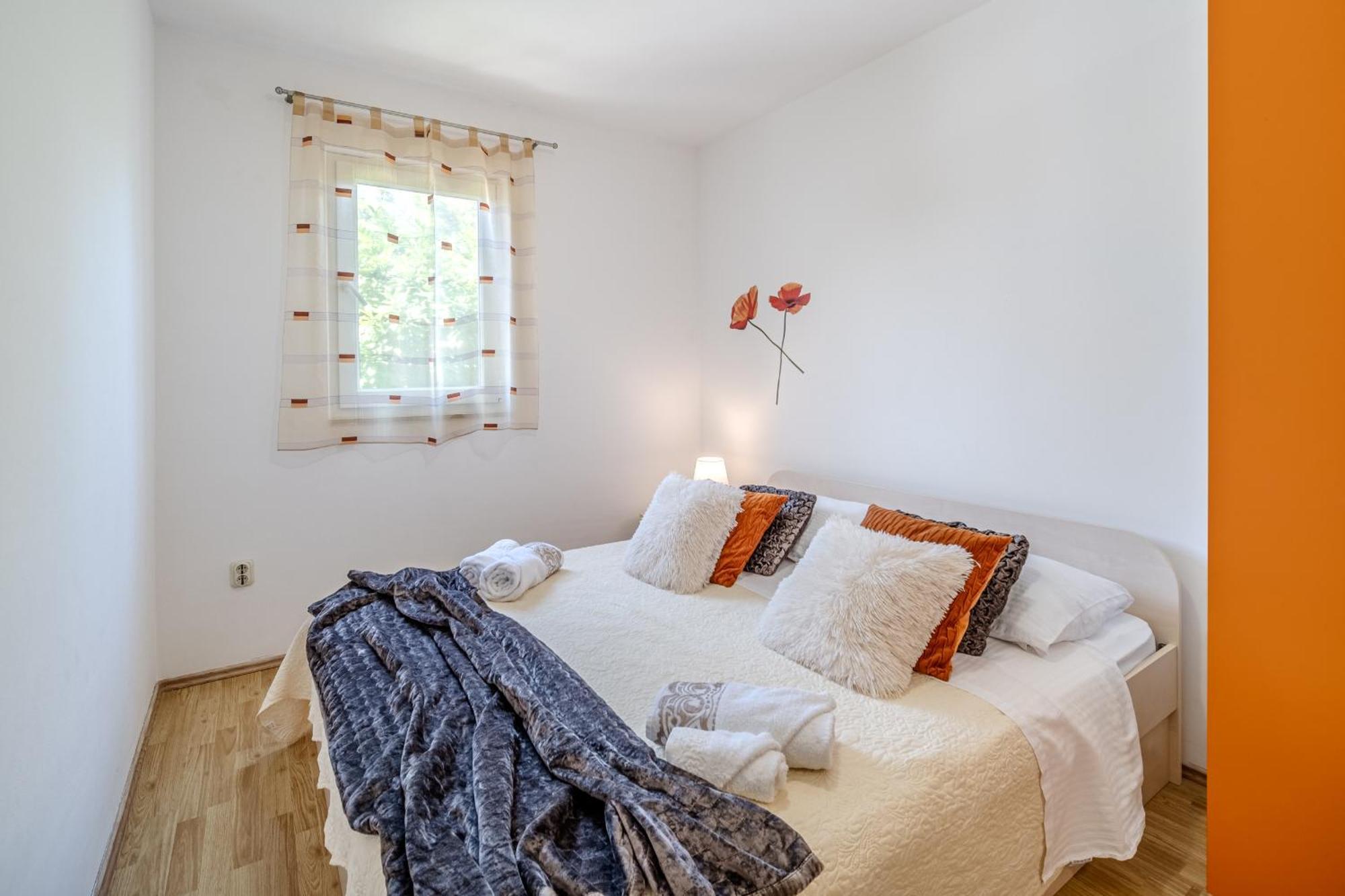 Apartment Milna - With Swimming Pool & Amazing Seaviews, Above Bijaka Beach Eksteriør billede