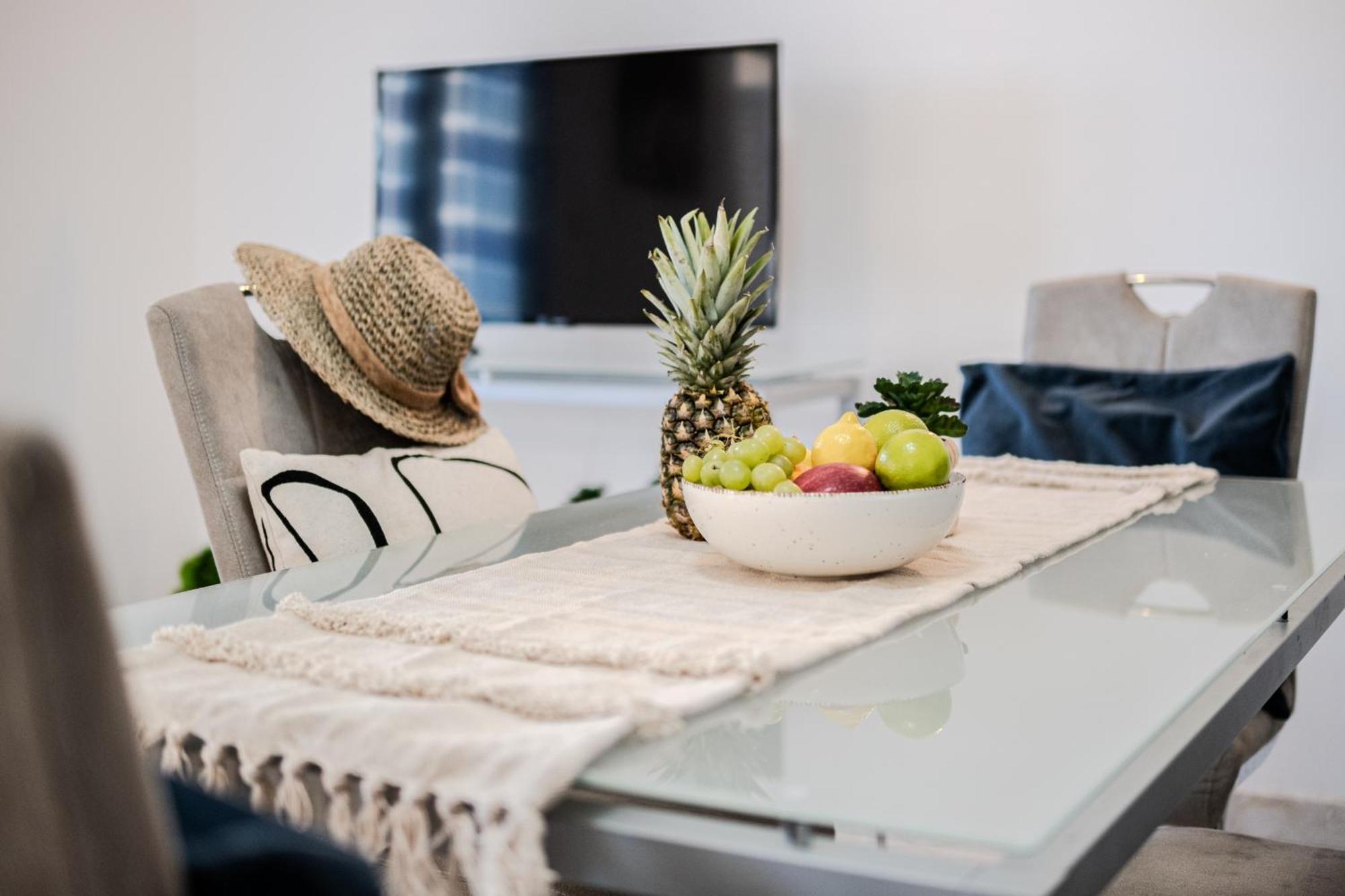 Apartment Milna - With Swimming Pool & Amazing Seaviews, Above Bijaka Beach Eksteriør billede