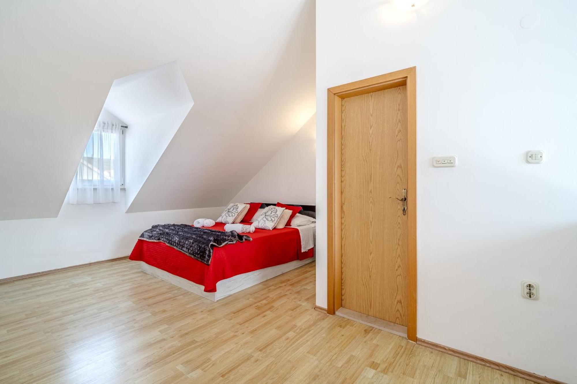 Apartment Milna - With Swimming Pool & Amazing Seaviews, Above Bijaka Beach Eksteriør billede