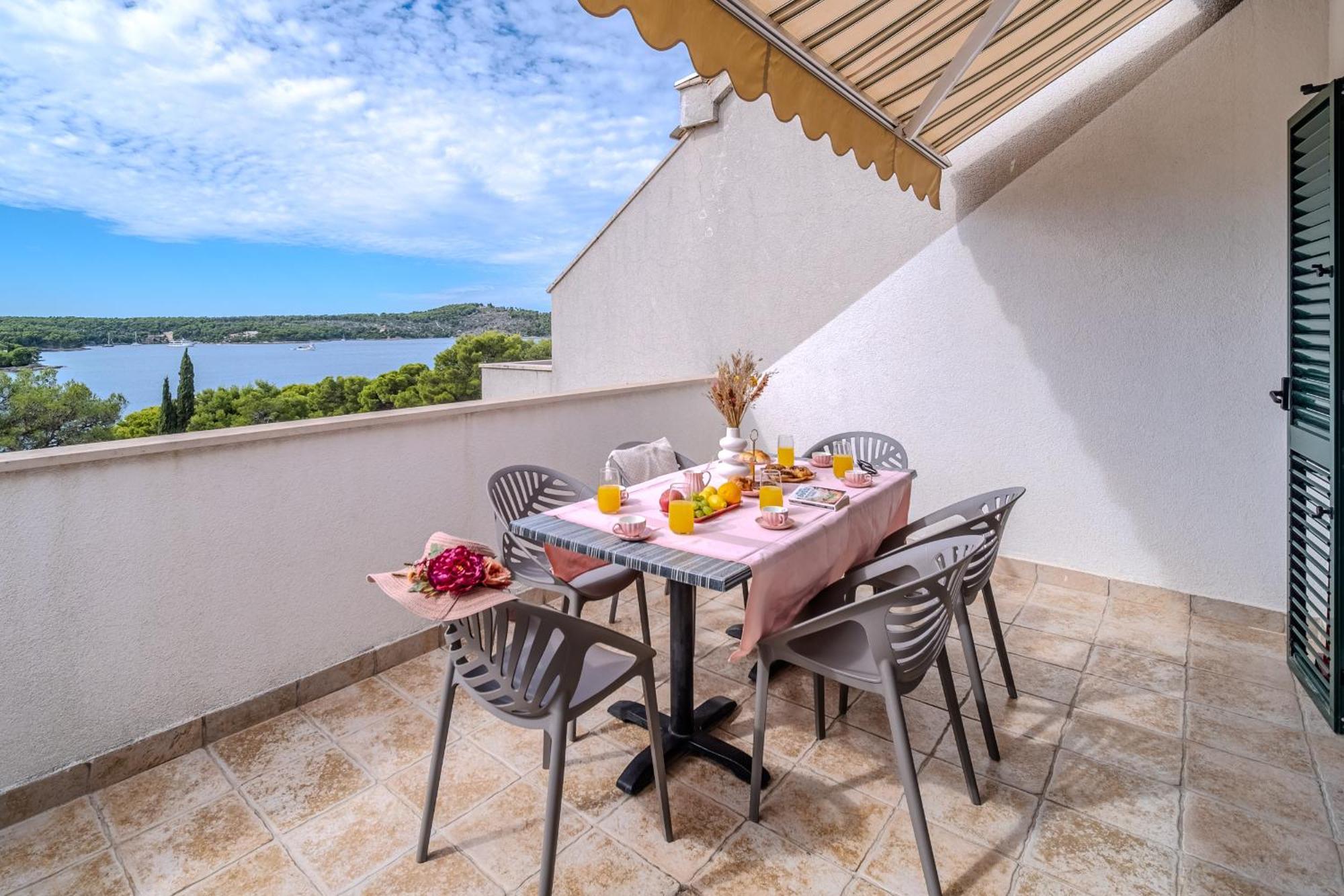 Apartment Milna - With Swimming Pool & Amazing Seaviews, Above Bijaka Beach Eksteriør billede