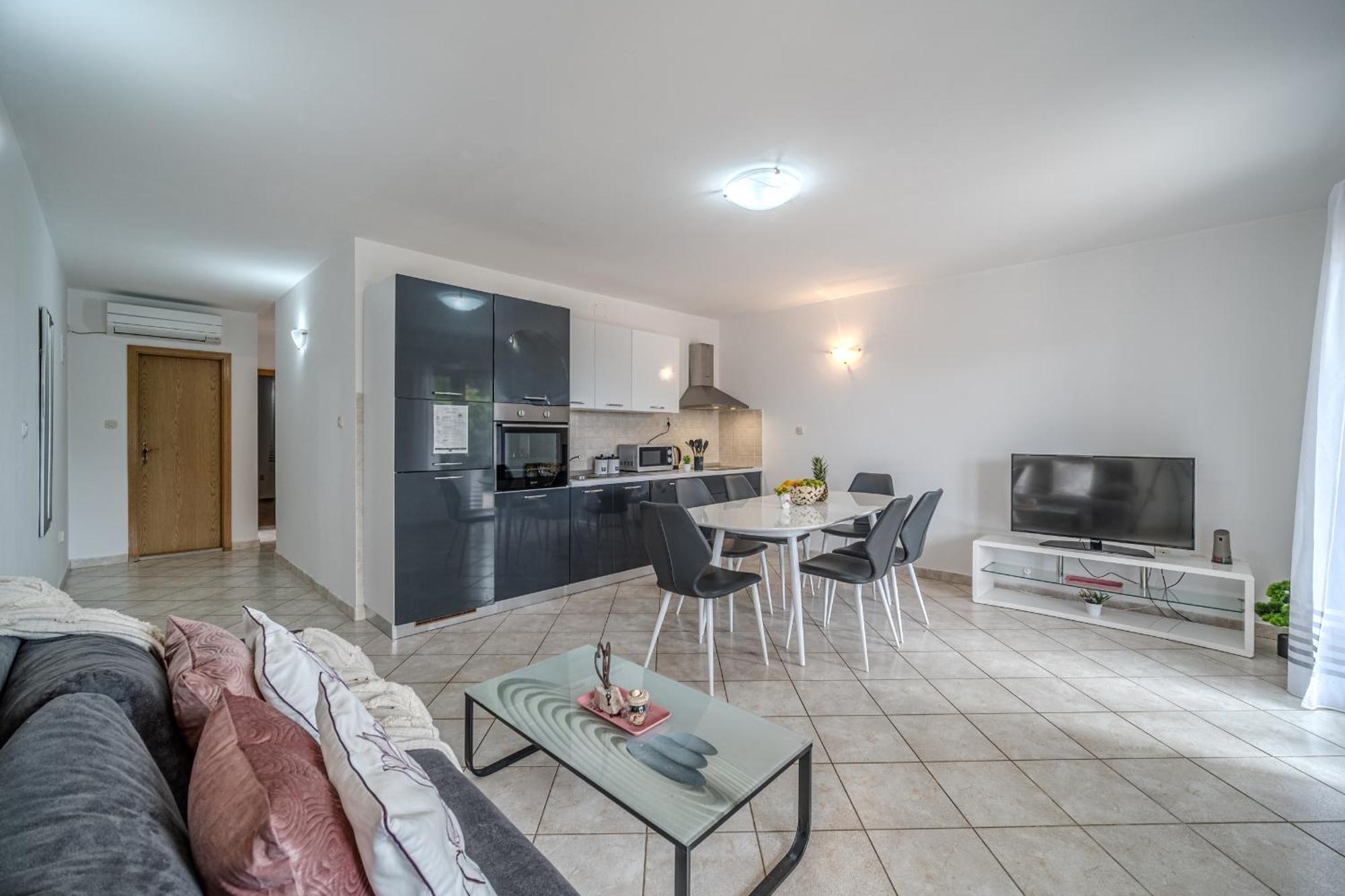 Apartment Milna - With Swimming Pool & Amazing Seaviews, Above Bijaka Beach Eksteriør billede