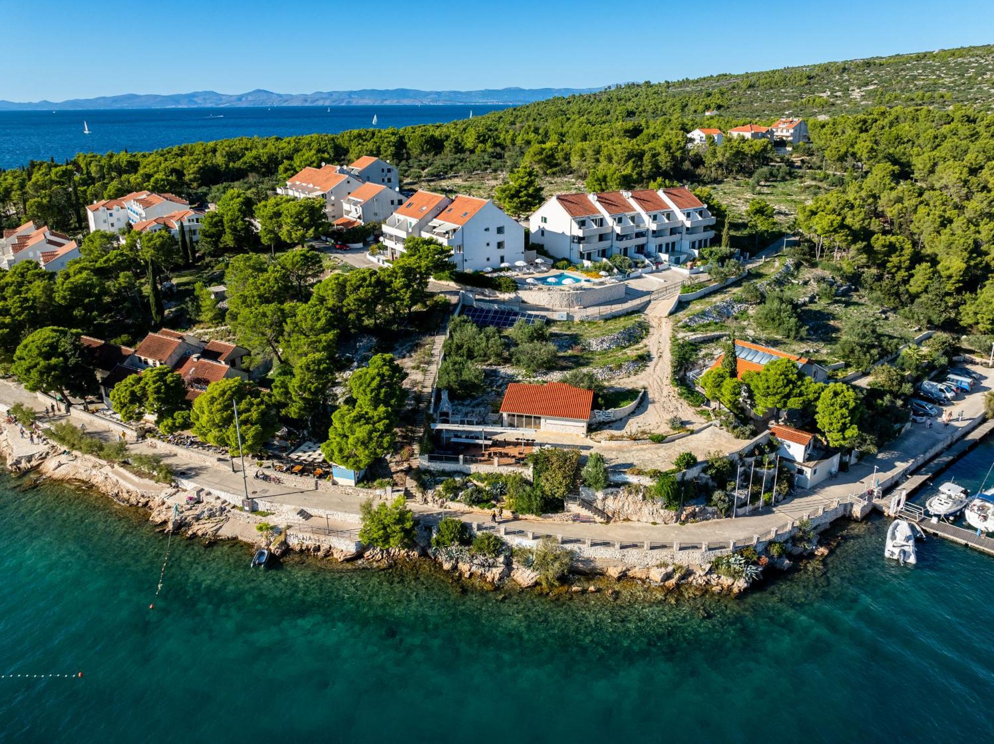 Apartment Milna - With Swimming Pool & Amazing Seaviews, Above Bijaka Beach Eksteriør billede