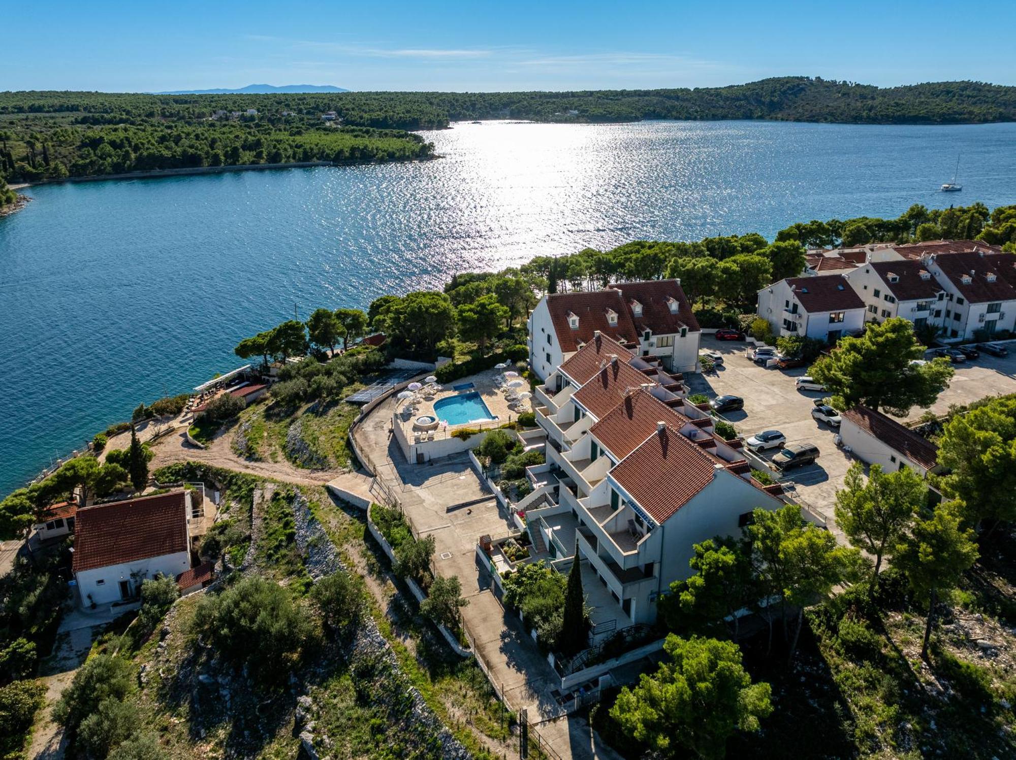 Apartment Milna - With Swimming Pool & Amazing Seaviews, Above Bijaka Beach Eksteriør billede