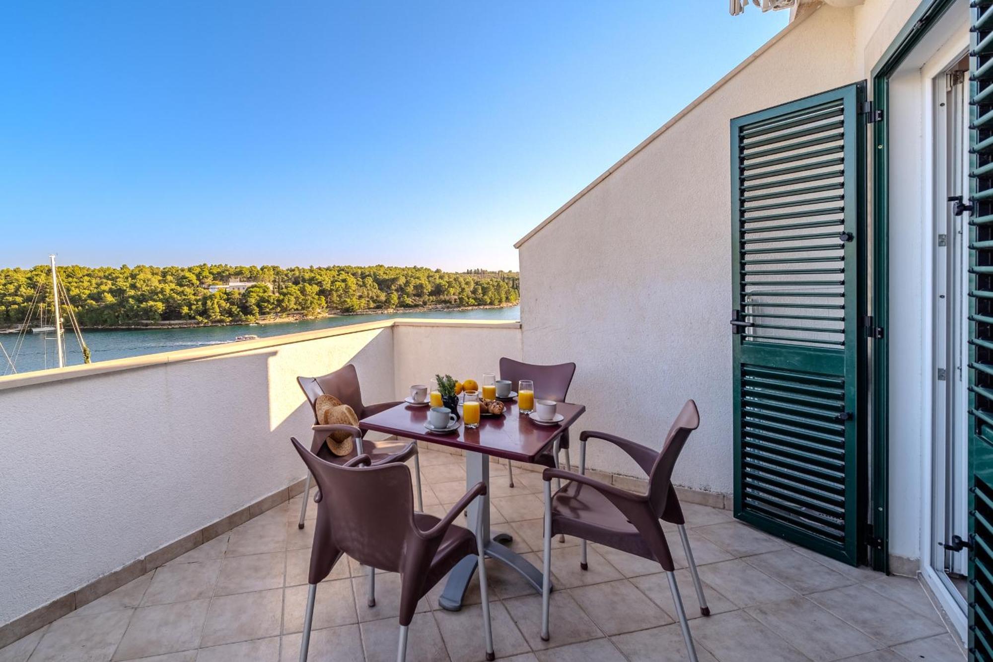 Apartment Milna - With Swimming Pool & Amazing Seaviews, Above Bijaka Beach Eksteriør billede