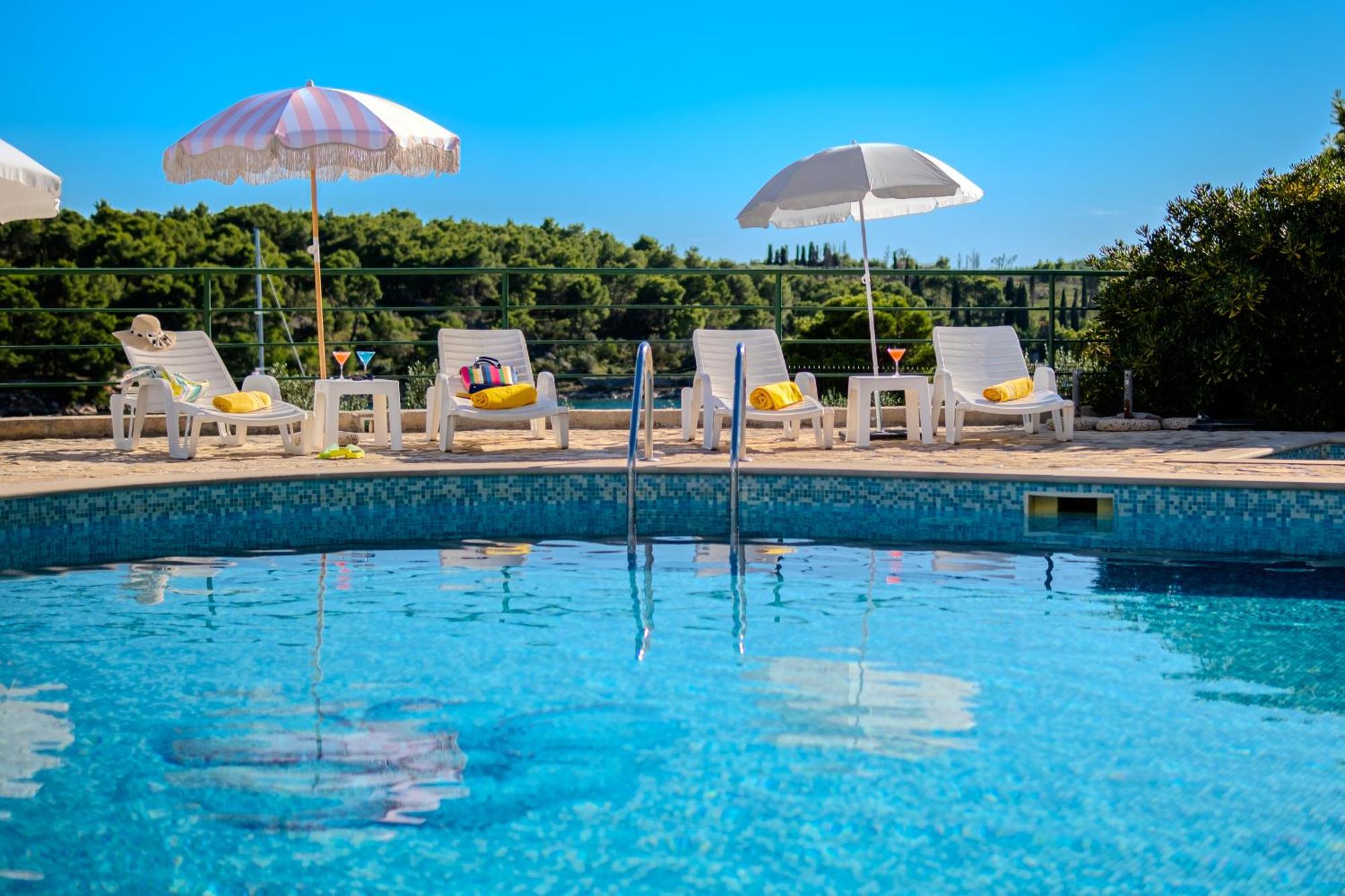 Apartment Milna - With Swimming Pool & Amazing Seaviews, Above Bijaka Beach Eksteriør billede