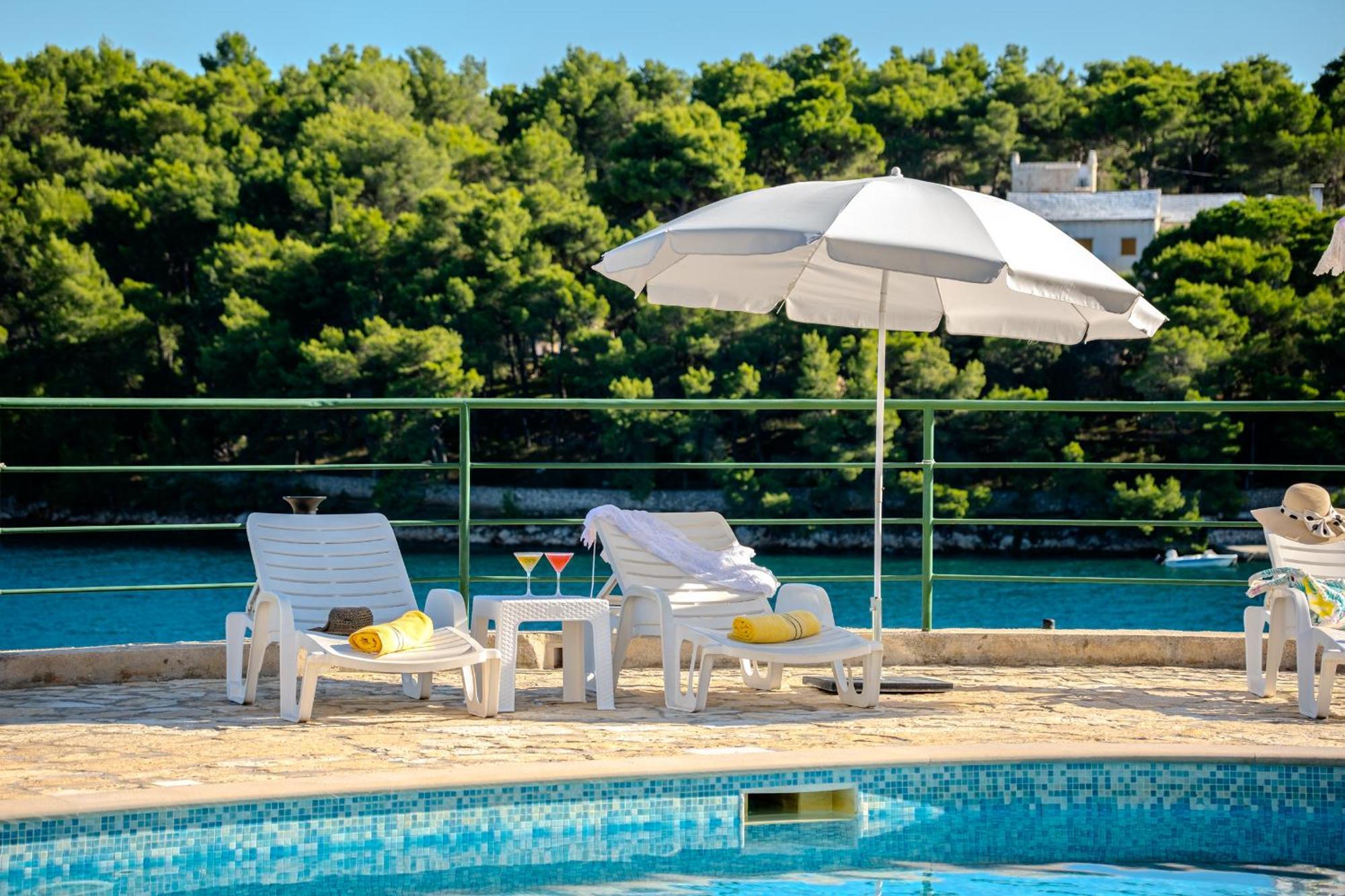 Apartment Milna - With Swimming Pool & Amazing Seaviews, Above Bijaka Beach Eksteriør billede