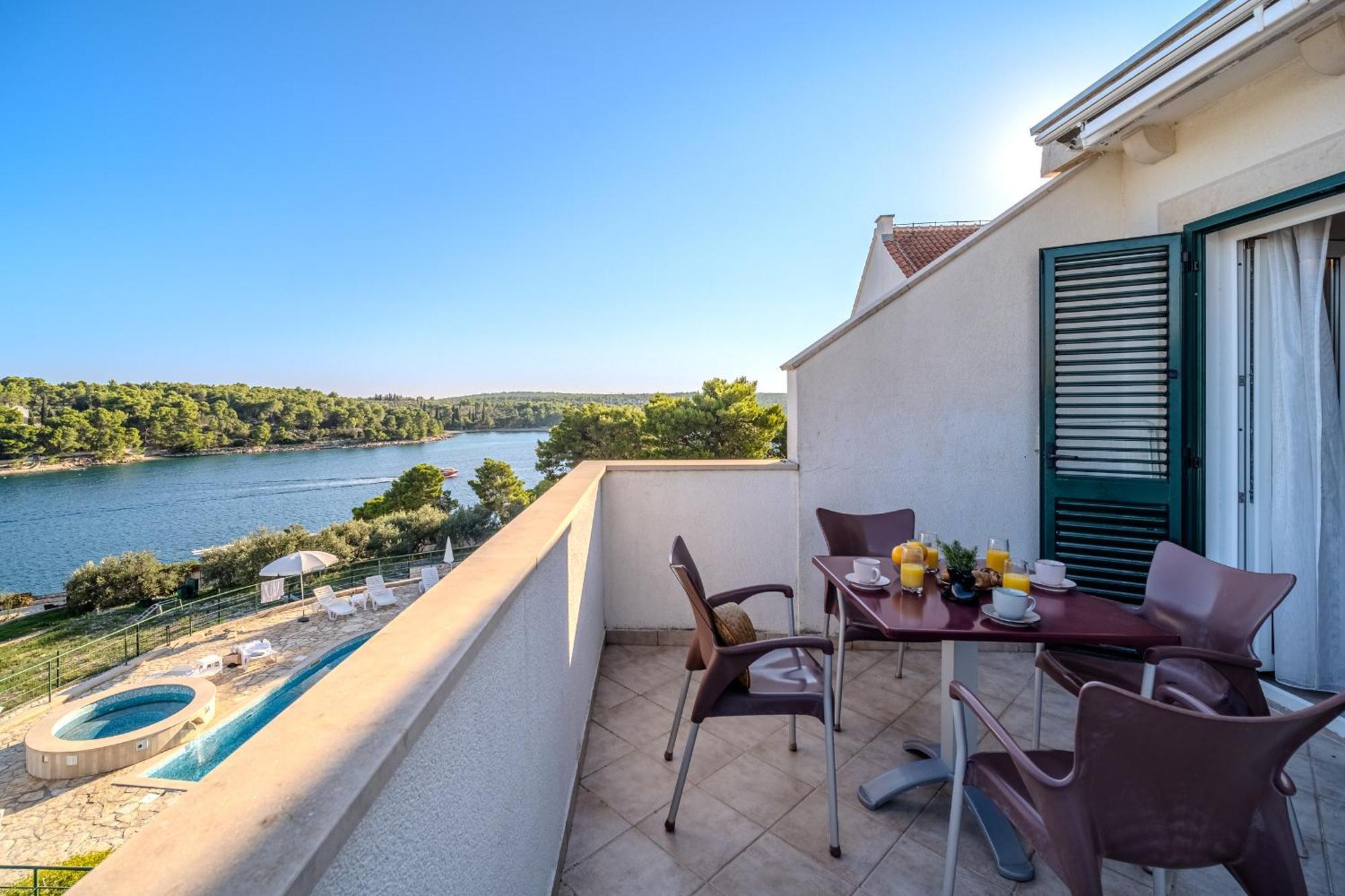 Apartment Milna - With Swimming Pool & Amazing Seaviews, Above Bijaka Beach Eksteriør billede