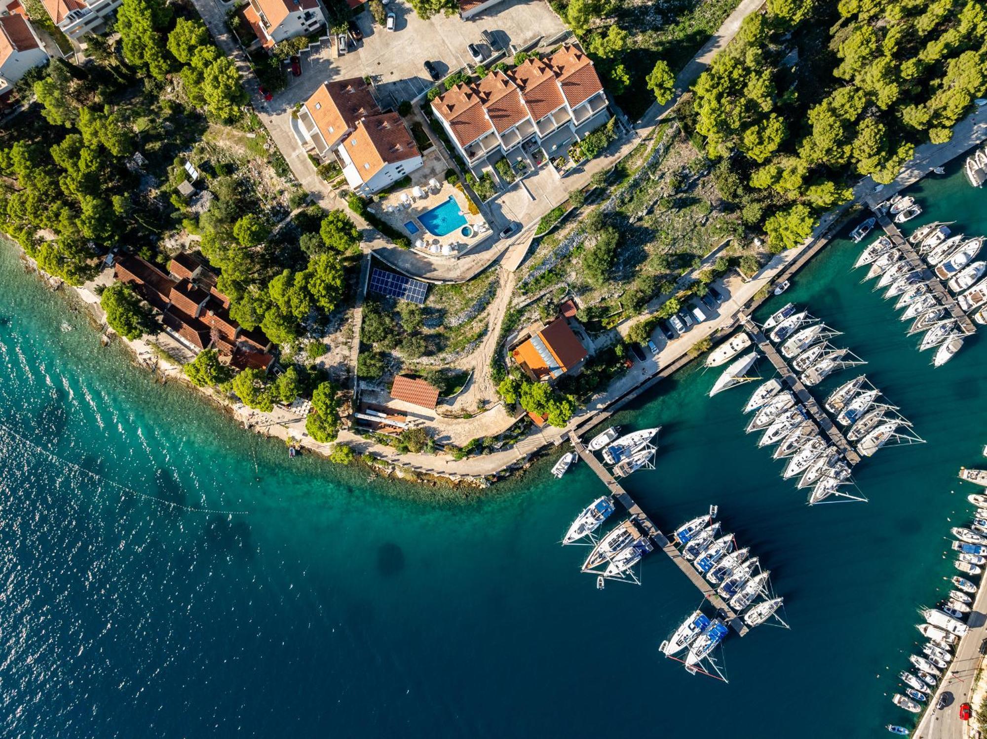 Apartment Milna - With Swimming Pool & Amazing Seaviews, Above Bijaka Beach Eksteriør billede