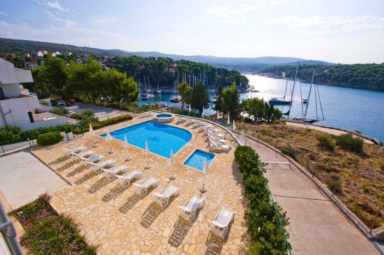 Apartment Milna - With Swimming Pool & Amazing Seaviews, Above Bijaka Beach Eksteriør billede